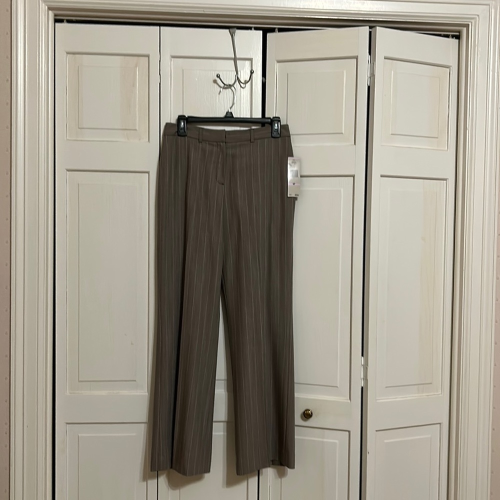Ann Klein 100% wool dress pants size 6P.